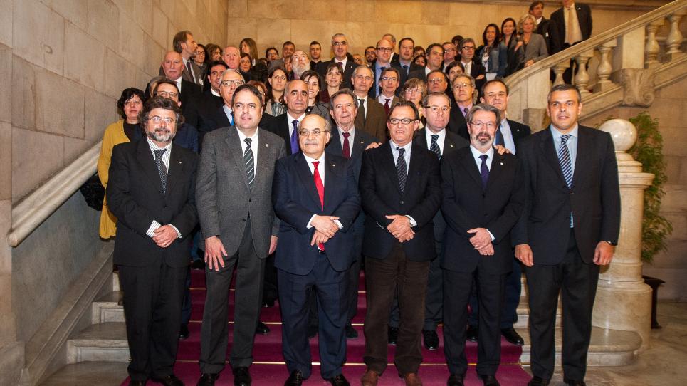 Representants de la UVic-UCC i polítics al Parlament de Catalunya, el 30 de gener de 2014