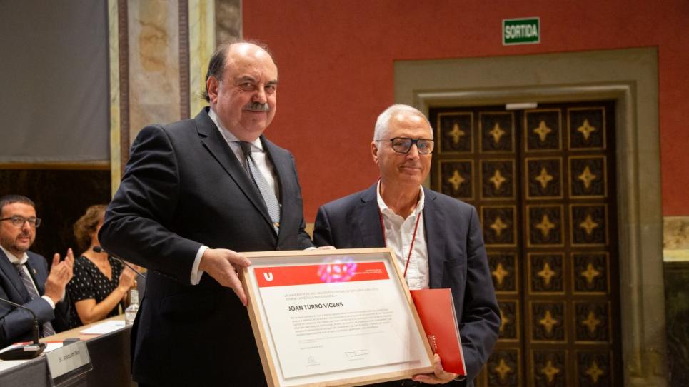 Josep Eladi Baños i Joan Turró després de rebre la Medalla Institucional de la UVic-UCC
