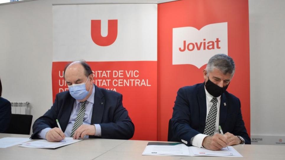Moment de la signatura del conveni UVic-UCC - Joviat