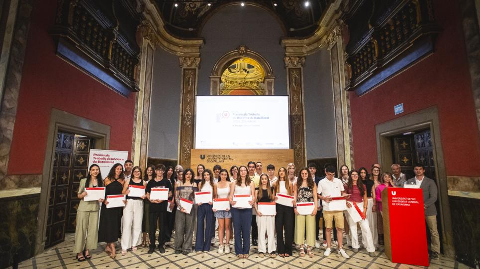 Foto de grup dels guanyadors de la 27a edició dels Premis als Millors Treballs de Recerca de Batxillerat