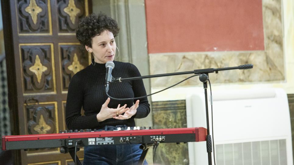 Paula Valls durant la seva intervenció musical